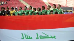 Para pemain Timnas Irak U-20 menyanyikan lagu kebangsaan Irak sebelum dimulainya laga perebutan tempat ketiga Piala Dunia U-20 2013 menghadapi Ghana di Turk Telecom Arena, Istanbul, Turki (13/7/2013). Prestasi terbaik Iraq pada ajang Piala Dunia U-20 adalah satu kali merebut peringkat keempat yaitu pada edisi 2013 di Turki setelah kalah 0-3 dari Ghana di partai perebutan tempat ketiga. (AFP/Ozan Kose)