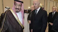 Wakil presiden AS saat itu, Joe Biden, kanan, menyampaikan belasungkawa kepada Pangeran Salman bin Abdel-Aziz atas kematian saudaranya Putra Mahkota Sultan bin Abdul-Aziz Al Saud, di istana Pangeran Sultan di Riyadh, Arab Saudi, 27 Oktober , 2011. (Foto AP / Hassan Ammar, File)