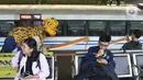 Barongsai beraksi di peron Stasiun Gambir, Jakarta, Sabtu (25/1/2020). PT Kereta Api Indonesia (Persero) Daop 1 Jakarta mengadakan pertunjukkan Barongsai itu dalam rangka memeriahkan perayaan Tahun Baru Imlek 2571/2020. (Liputan6.com/Herman Zakharia)