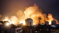 Bola api meletus saat Israel membombardir Kota Gaza, Palestina, Senin (9/10/2023). Israel memberlakukan pengepungan total di Jalur Gaza dan memutus pasokan air karena terus mengebom sasaran-sasaran di daerah kantong Palestina yang padat penduduknya sebagai tanggapan atas serangan mendadak Hamas yang disamakan dengan serangan 9/11. (MOHAMMED ABED/AFP)