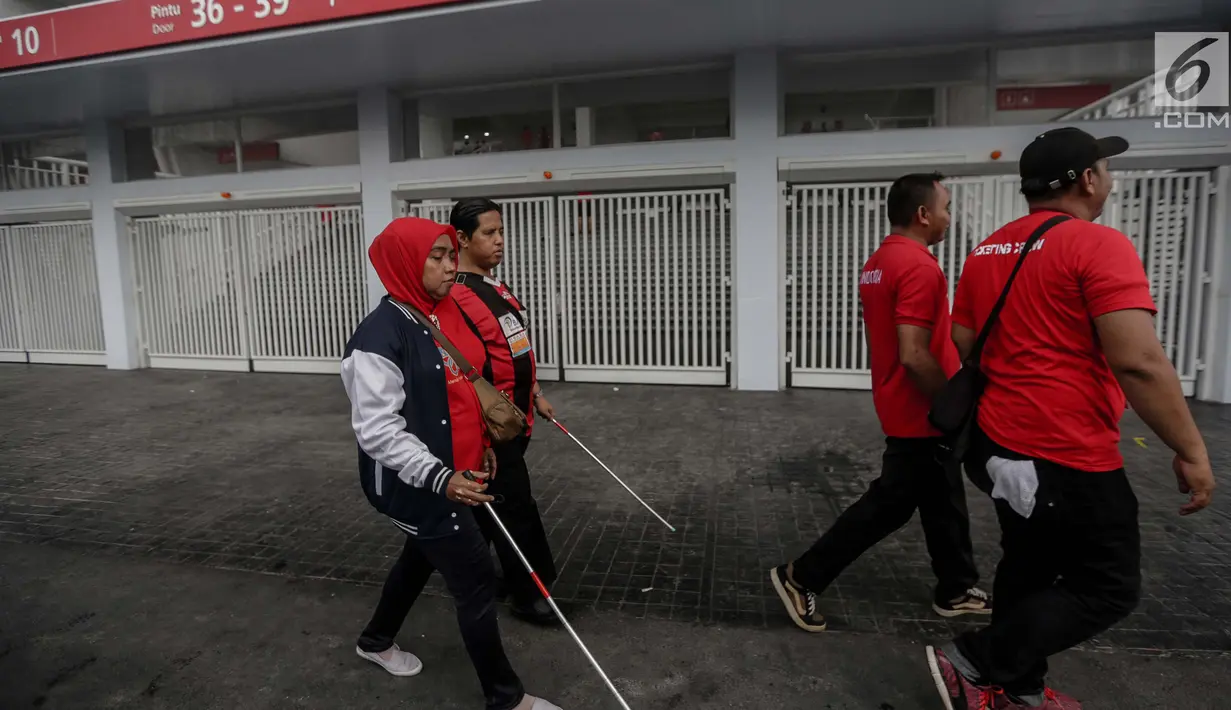 Suporter Timnas Indonesia penyandang tunanetra di sekitar Stadion Gelora Bung Karno (GBK), Senayan, Jakarta, Minggu (14/1). Presiden Jokowi dijadwalkan bakal ikut menyaksikan pertandingan ini. (Liputan6/Faizal Fanani)