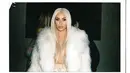 Begini penampilan Kim Kardashian di balik layar di Yeezy Show, New York Fashion Week 2016. (Rex/Shutterstock/HollywoodLife)