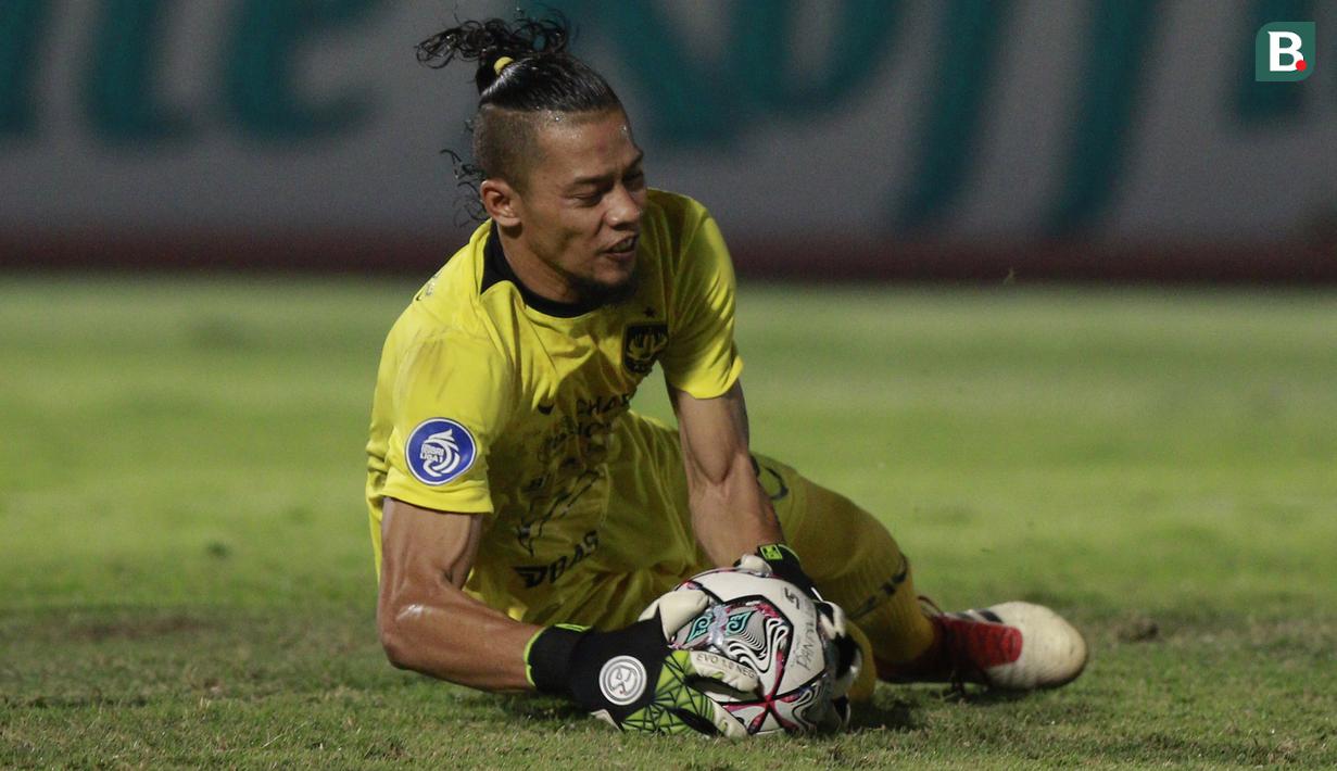 Kiper PSIS Semarang, Jandia Eka Putra menangkap bola saat melawan Persija Jakarta dalam laga pekan kedua BRI Liga 1 2021/2022 di Indomilk Arena, Tangerang, Minggu (12/9/2021). Kedua tim bermain imbang 2-2. (Foto: Bola.Com/M. Iqbal Ichsan)