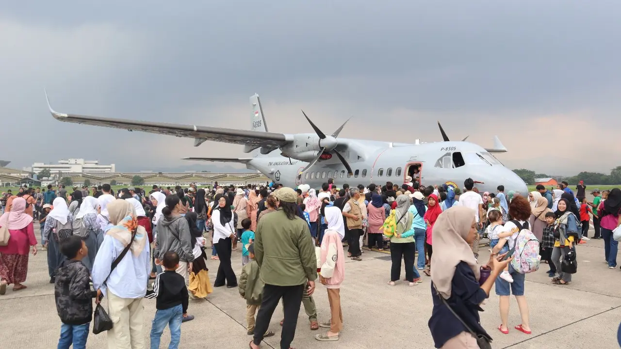 Dalam rangka memeriahkan HUT Ke-79 TNI, Lanud Husein Sastranegara menggelar acara Open Base yang dihadiri oleh ratusan warga masyarakat.