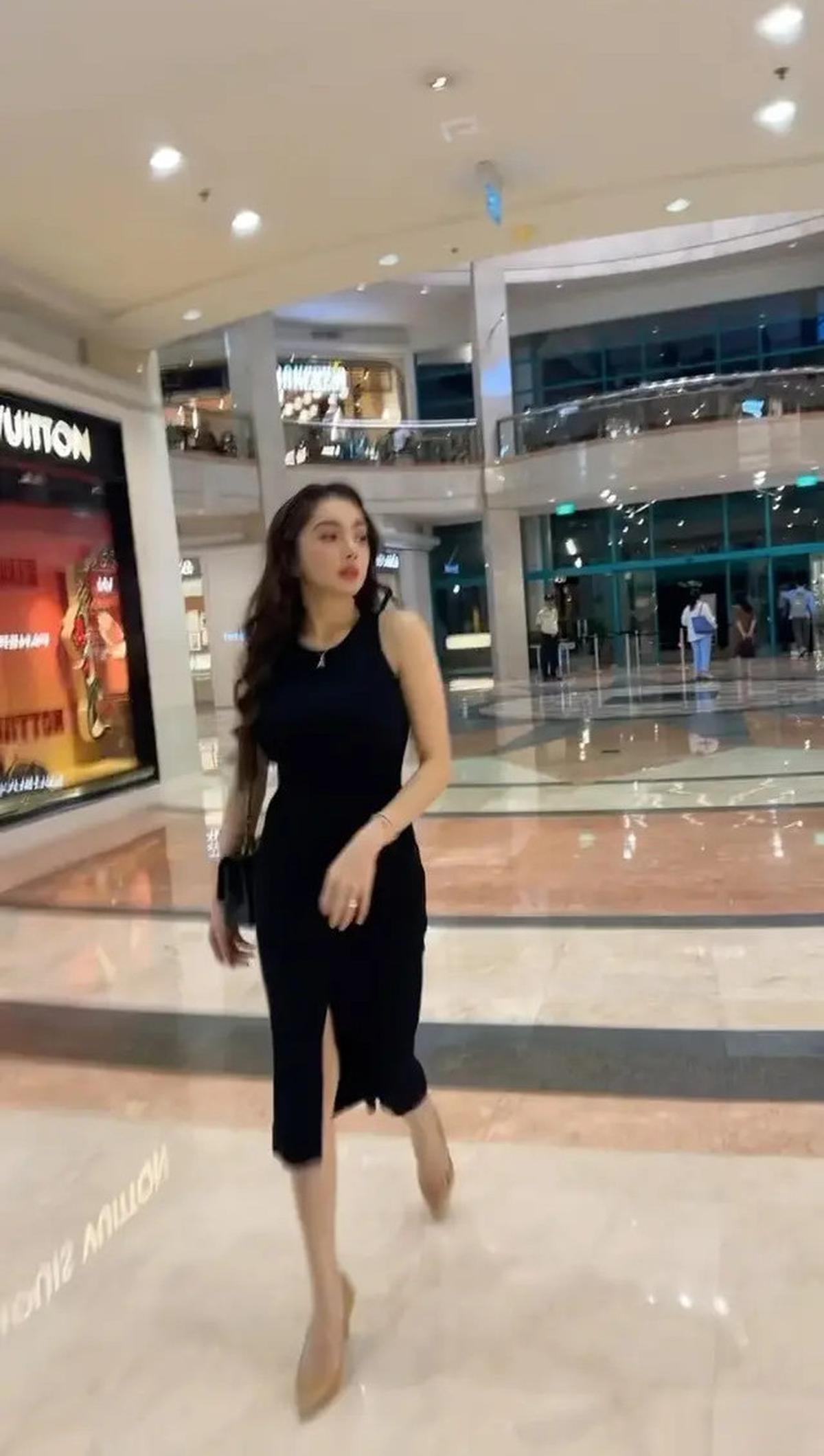 6 Gaya Angel Karamoy Pakai Dress, Tampil Manis hingga Elegan