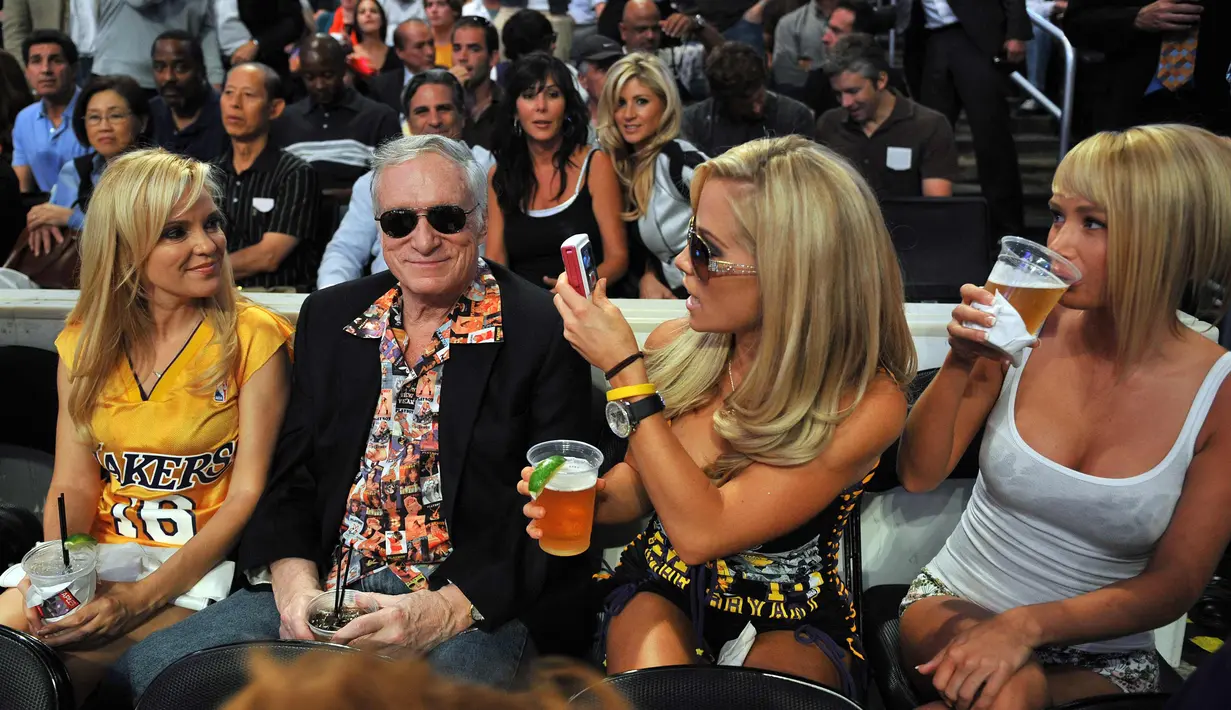 Hugh Hefner bersama para wanita menyaksikan final NBA 2008 antara Boston Celtics dan Los Angeles Lakers di Los Angeles, California, 10 Juni 2008. Selama hidupnya, Hefner dikenal selalu dikelilingi perempuan-perempuan seksi. (AFP Photo/Gabriel Bouys)