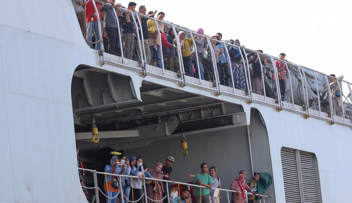 KRI Banda Aceh-593 yang belayar dari Surabaya, Jawa Timur, dan Semarang, Jawa Tengah, itu menurunkan 810 pemudik serta 181 unit sepeda motor. (Liputan6.com/Herman Zakharia)