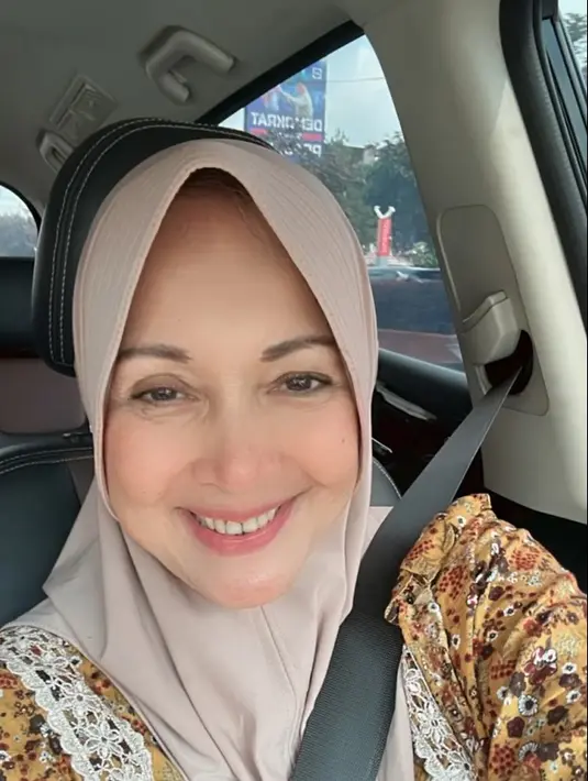 Jarang terlihat di layar kaca, artis senior yang kelahiran Bogor yang merintis karier dari film Pengantin Remaja II (1982) itu lebih banyak menekuni bisnis dan kegiatan sosial.  [Instagram/henidaramroe]