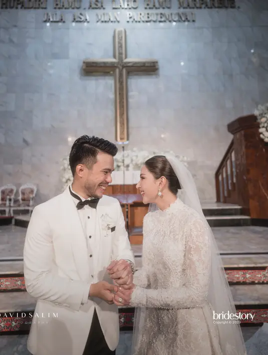 Gaun klasik itu dirancang khusus untuk Jessica Mila, di mana tidak hanya indah tetapi juga rumit dalam pengaplikasiannya. [Credit: Bride Story].
