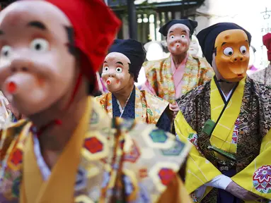 Seniman mengenakan topeng badut tradisional Jepang selama Festival Konpira di kuil Kotohiragu di distrik bisnis Toranomon di Tokyo (10/1/2020). Festival Konpira pertama di tahun 2020 dimeriahkan para seniman mengenakan topeng badut tradisional Jepang. (AP Photo/Eugene Hoshiko)