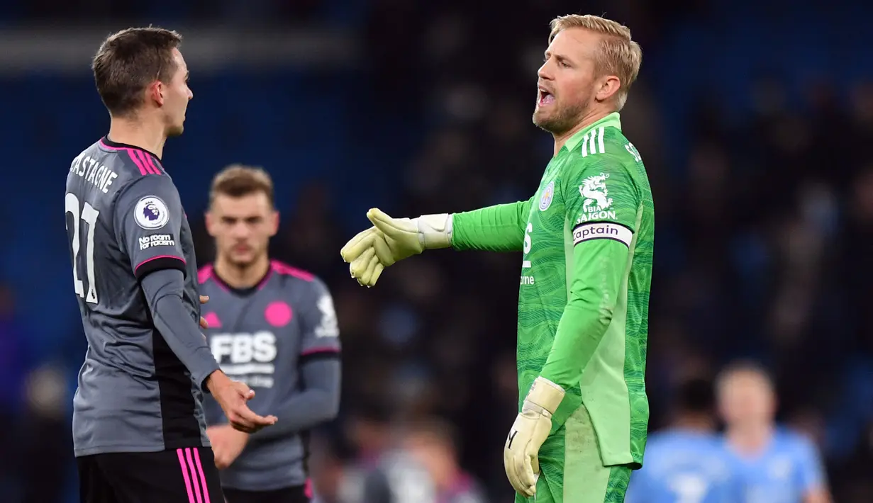 Alih-alih bangkit, gawang Kasper Schmeichel malah kebobolan lagi, bahkan sebanyak tiga kali. Dua kali dari tendangan penalti dan sisanya lewat bola rebound. Babak pertama Leicester tertinggal 4-0 dari Manchester City. (AFP/Anthony Devlin)