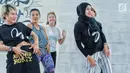 Artis Nikita Mirzani bersama instruktur melakukan olahraga zumba di kawasan Kebayoran Baru, Jakarta, Rabu (8/8). Nikita sering mengikuti zumba agar menjaga kebugaran tubuh usai aktifitasnya yang padat. (Liputan6.com/Faizal Fanani)