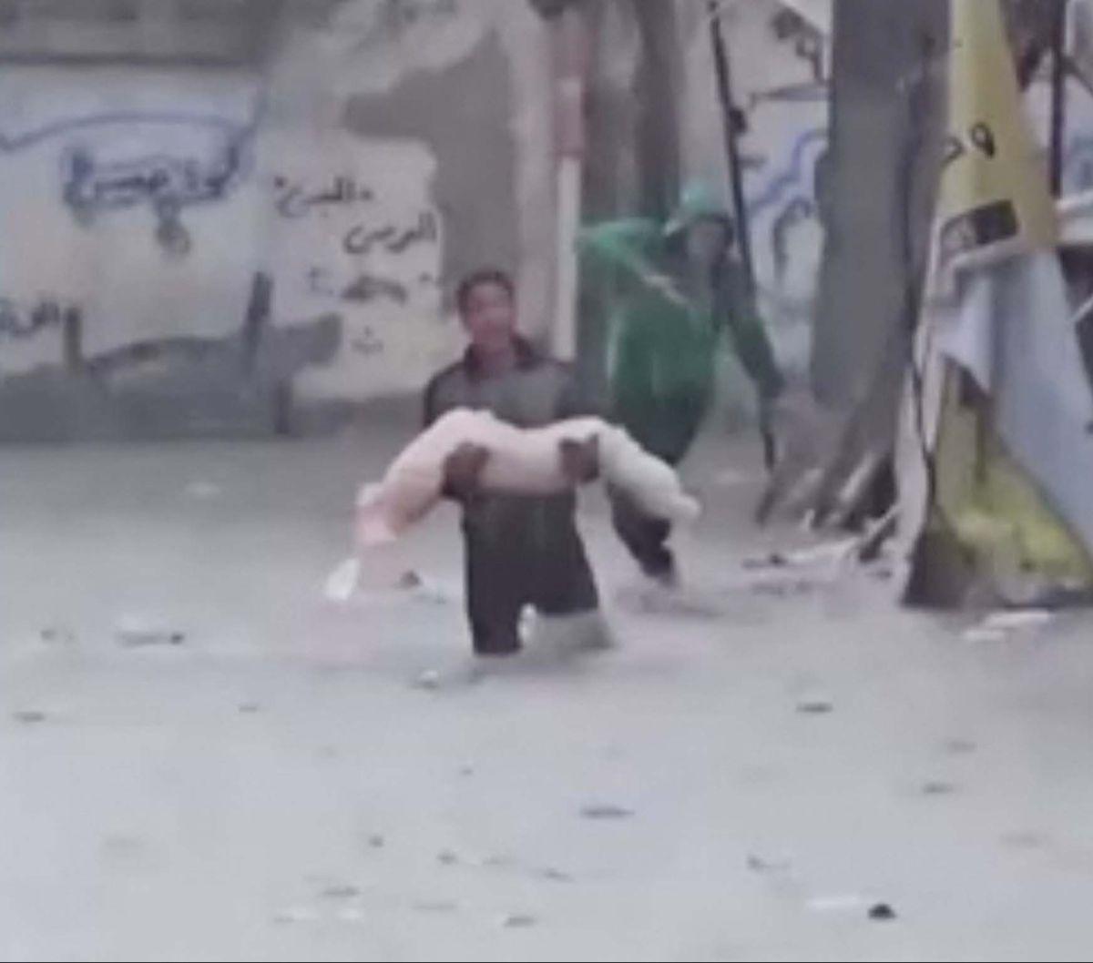 Guyuran hujan deras dan terpaan angin dingin telah menambah penderitaan warga Palestina di Jalur Gaza. Dalam video yang diunggah WAFA,&nbsp;kantor berita resmi Palestina, di platform media sosial X pada 13 Desember 2023, terlihat banjir merendam Kota Jabalia 