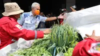 Gubernur Jawa Tengah Ganjar Pranowo saat mengecek bantuan sayuran yang akan dikirim ke korban bencana Jatim. (Foto: Liputan6.com/Felek Wahyu)