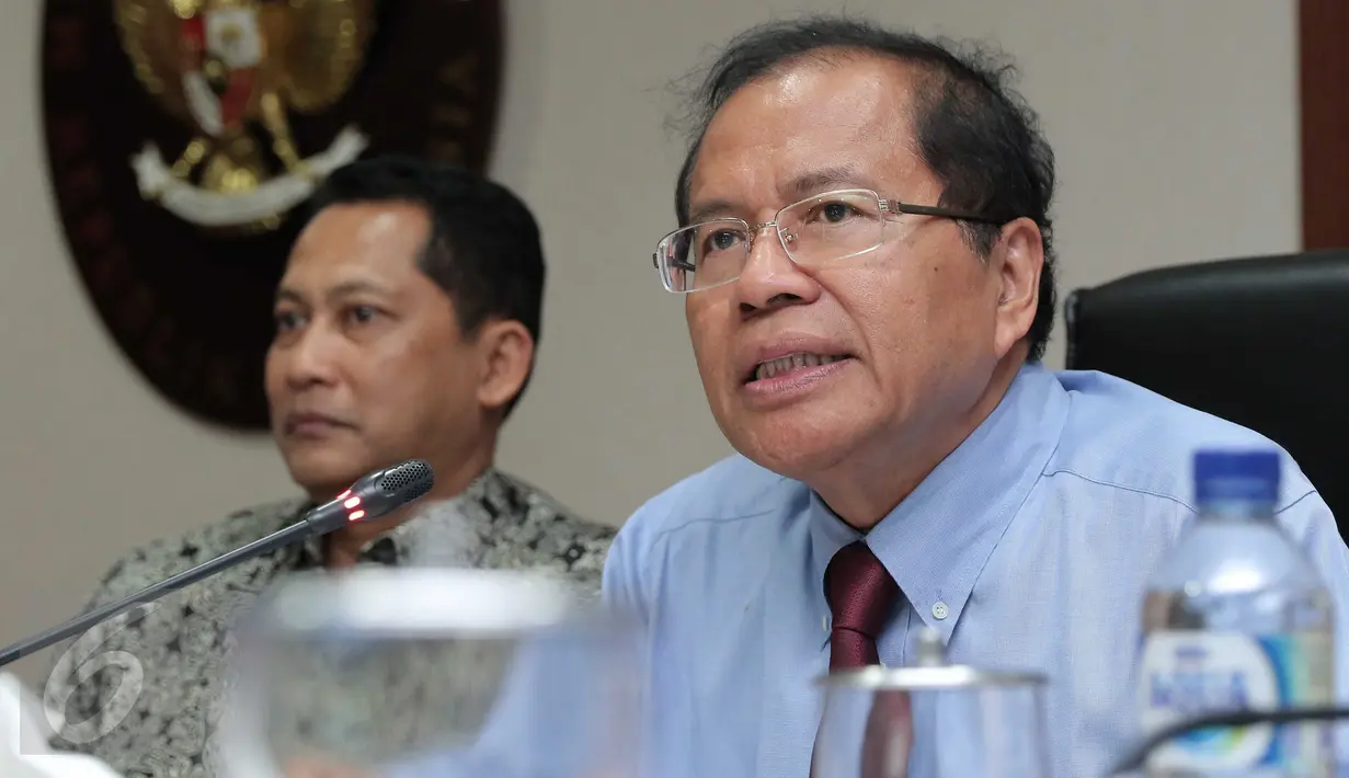 Menko Bidang Kemaritiman Rizal Ramli ketika rapat koordinasi di Kantor Kemenko Kemaritiman, Jakarta, Senin (21/12). Negara yang dibebaskan dari visa kunjungan ke Indonesia, yaitu Australia, Amerika Serikat, China, Ukraina. (Liputan6.com/Angga Yuniar)