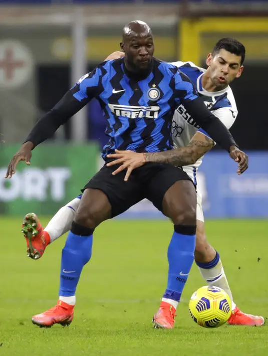 Pemain Inter Milan Romelu Lukaku (depan) memperebutkan bola dengan pemain Atalanta Cristian Romero pada pertandingan Serie A di Stadion San Siro, Milan, Italia, Senin (8/3/2021). Inter Milan menang 1-0. (AP Photo/Luca Bruno)