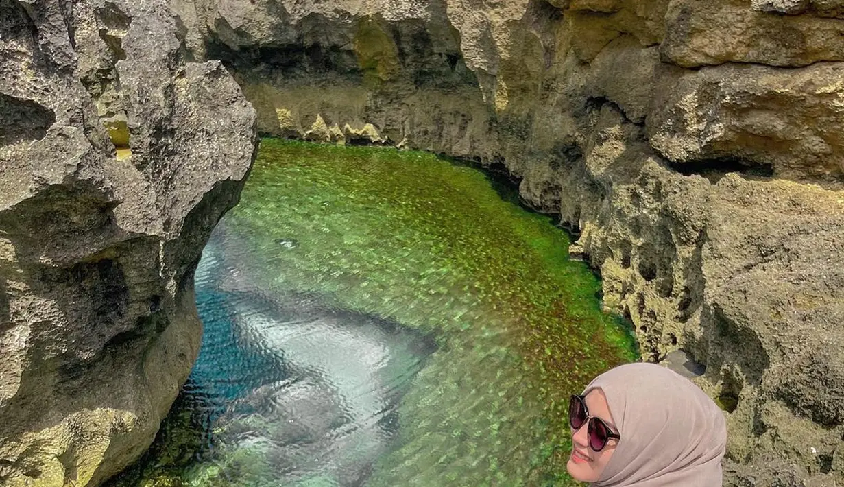 Panorama yang disajikan Angel Billabong dalam foto ini benar-benar menawan sekaligus dramatis. Putri Delina sendiri tampak santai dan menikmati momen di bibir laut. Bersama foto ini, ia mengutip ujaran Frank Lloyd Wright yakni, “Study nature, love nature, stay close to nature. It will never fail you (pelajari alam, cintailah, dan tetap dekat padanya. Alam tak kan pernah mengecewakanmu). (Foto: Dok. Instagram @putridelinaa)