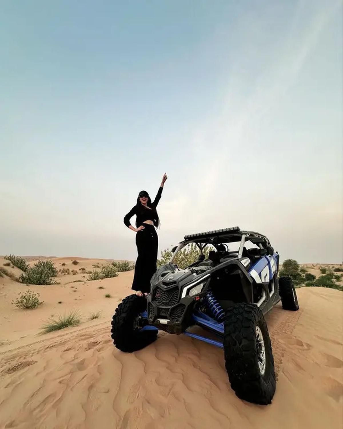 7 Poret Angel Karamoy Jajal Offroad di Padang Pasir Dubai, Dapat Saudara Baru