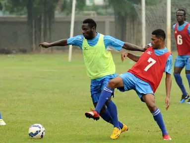 Pemain Semen Padang Vendry Mofu (kedua kanan) berebut bola saat latihan di Lapangan Sutasoma, Halim Perdanakusuma, Jakarta, Jumat (22/1/2016). Latihan ini persiapan menghadapi Mitra Kukar di final piala Jenderal Sudirman. (Liputan6.com/Helmi Fithriansyah)