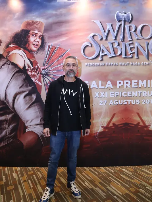 Aktor kelahiran Jakarta 47 tahun itu melihat bahwa produksi film tersebut tidak bisa ditinggalkan begitu saja. Hal itu dikatakan Lukman Sardi saat hadir dalam gala premiere film Wiro Sableng di Epicentrum Kuningan Senin (27/8). (Nurwahyunan/Bintang.com)