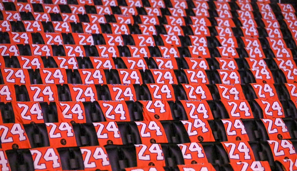 Los Angeles Lakers menghormati mendiang Kobe Bryant dengan memberikan kaus untuk para penggemar sebelum pertandingan NBA melawan Portland Trail Blazers di Staples Center, Jumat, (31/1/2020). Kobe Bryant meninggal akibat kecelakaan helikopter bersama putrinya Gianna. (AP Photo/Ringo H.W. Chiu)