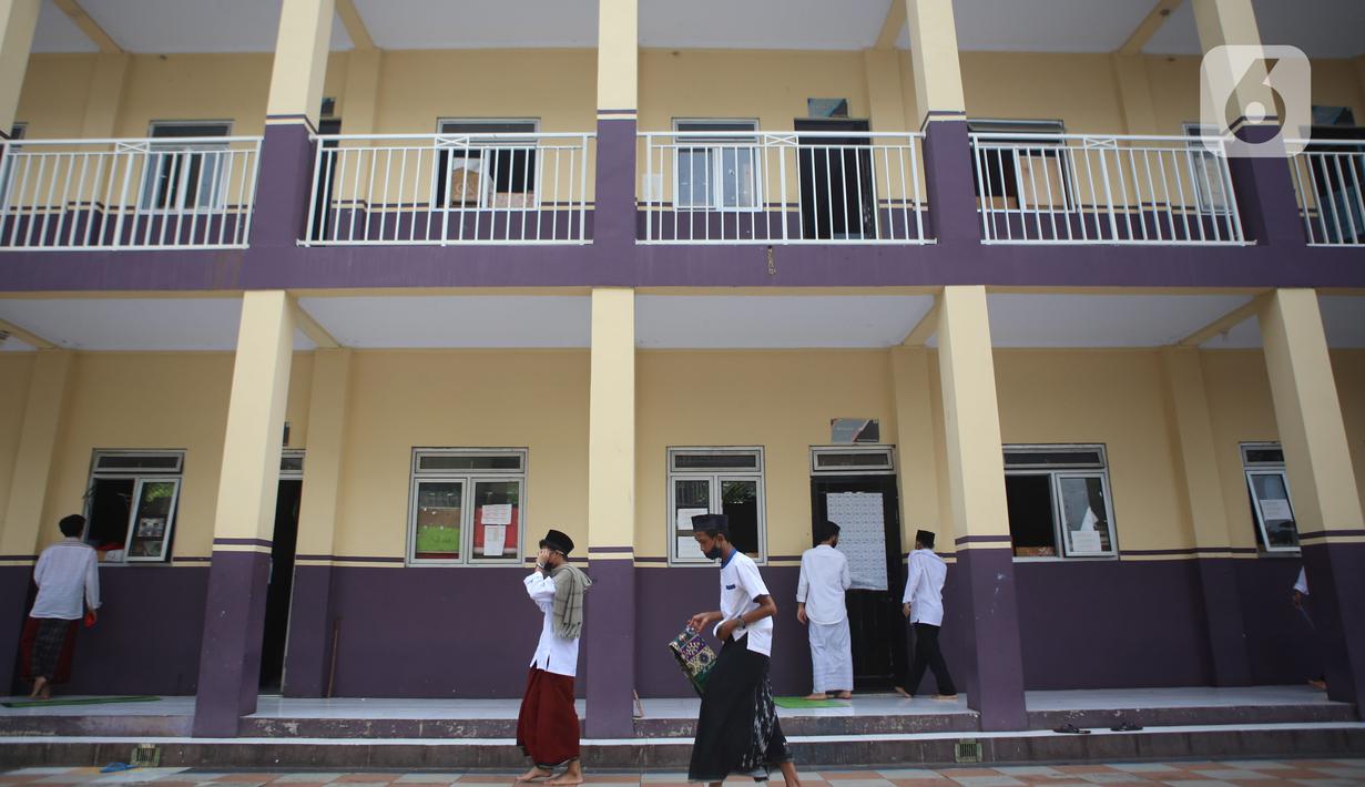Aktivitas santri di Pondok Pesantren An-Nuqthah, Kota Tangerang, Banten, Kamis (22/10/2020). Kegiatan tersebut digelar untuk memperingati Hari Santri Nasional dengan tema "Santri Sehat, Indonesia Kuat" yang jatuh pada hari ini. (Liputan6.com/Angga Yuniar)