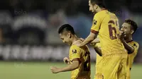Gelandang Sriwijaya FC, Syahrian Abimanyu, melakukan selebrasi usai mencetak gol ke gawang Arema FC pada laga perempat final Piala Presiden di Stadion Manahan, Solo, Minggu, (4/2/2018). Sriwjaya FC menang 3-1 atas Arema FC. (Bola.com/M Iqbal Ichsan)