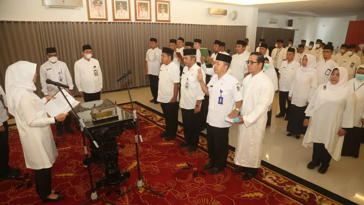 Bupati Banyuwangi Ipuk Fiestiandani melantik pejabat yang di mutasi di Kantor Pemkab Banyuwangi (Istimewa)