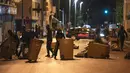 <p>Kerusuhan telah berkobar secara nasional, termasuk di kota-kota seperti Marseille, Lyon, Toulouse, Strasbourg dan Lille serta Paris di mana Nahel Merzouk, seorang remaja berusia 17 tahun keturunan Aljazair-Maroko, ditembak pada Selasa 27 Juni 2023 di pinggiran Nanterre. (AP Photo/Lewis Joly)</p>
