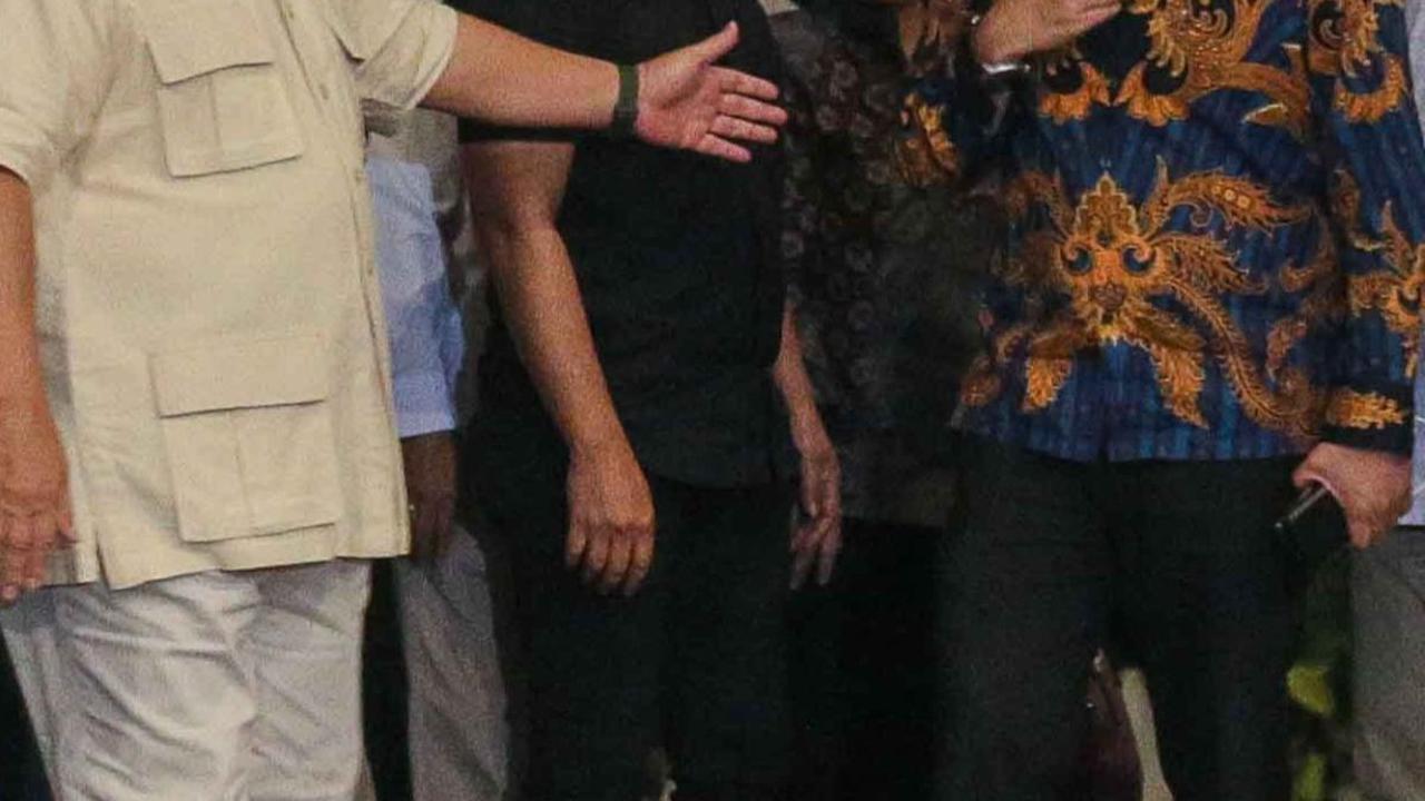 Kehadiran Budiman Sudjatmiko beserta rombongan disambut langsung oleh Prabowo di teras rumahnya. Keduanya pun menyempatkan menyapa awak media sebelum masuk ke dalam.