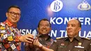 Direktur Eksekutif Departemen Pengelolaan Uang BI Suhaedi bersama Direktur Tipideksus, Brigjen Pol. Agung Setya menunjukkan residu atau sisa uang palsu dalam pemusnahan di Gedung Bank Indonesia (BI), Jakarta, Rabu (26/7). (Liputan6.com/Immanuel Antonius)