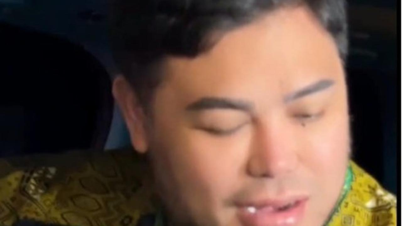 Potret Haru Ivan Gunawan Diantar ke Bandara untuk Berangkat Haji ke Tanah Suci