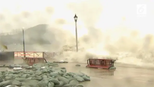 Topan Mangkhut menghantam pantai yang padat penduduk di Guangdong, Hong Kong.