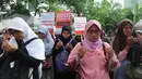 Massa dari Hizbut Tahrir Indonesia (HTI) melakukan aksi unjuk rasa menolak kontes Putri Indonesia di depan kantor Kementerian Pemberdayaan Perempuan, Jakarta, Jumat (20/2/2015). (Liputan6.com/Herman Zakharia)