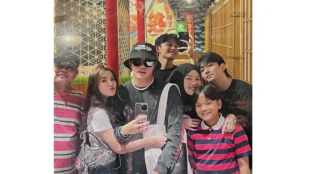 Potret Kedekatan Mahalini dan Keluarga Rizky Febian