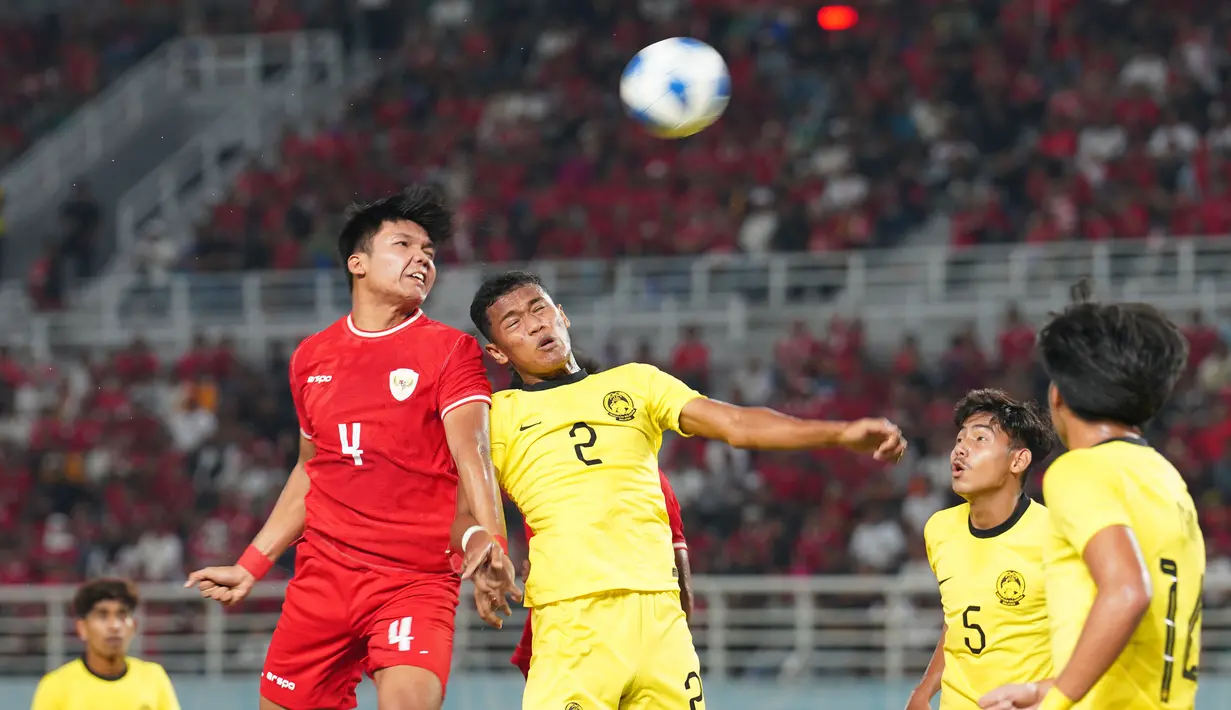 <p>Pemain Timnas Indonesia U-19, Kadek Arel Priyatna (kiri) berduel udara dengan pemain Malaysia U-19, Muhamad Ridzwan Bin Rosli saat laga semifinal Piala AFF U-19 2024 di Stadion Gelora Bung Tomo, Surabaya, Sabtu (27/07/2024). (Dok. PSSI)</p>