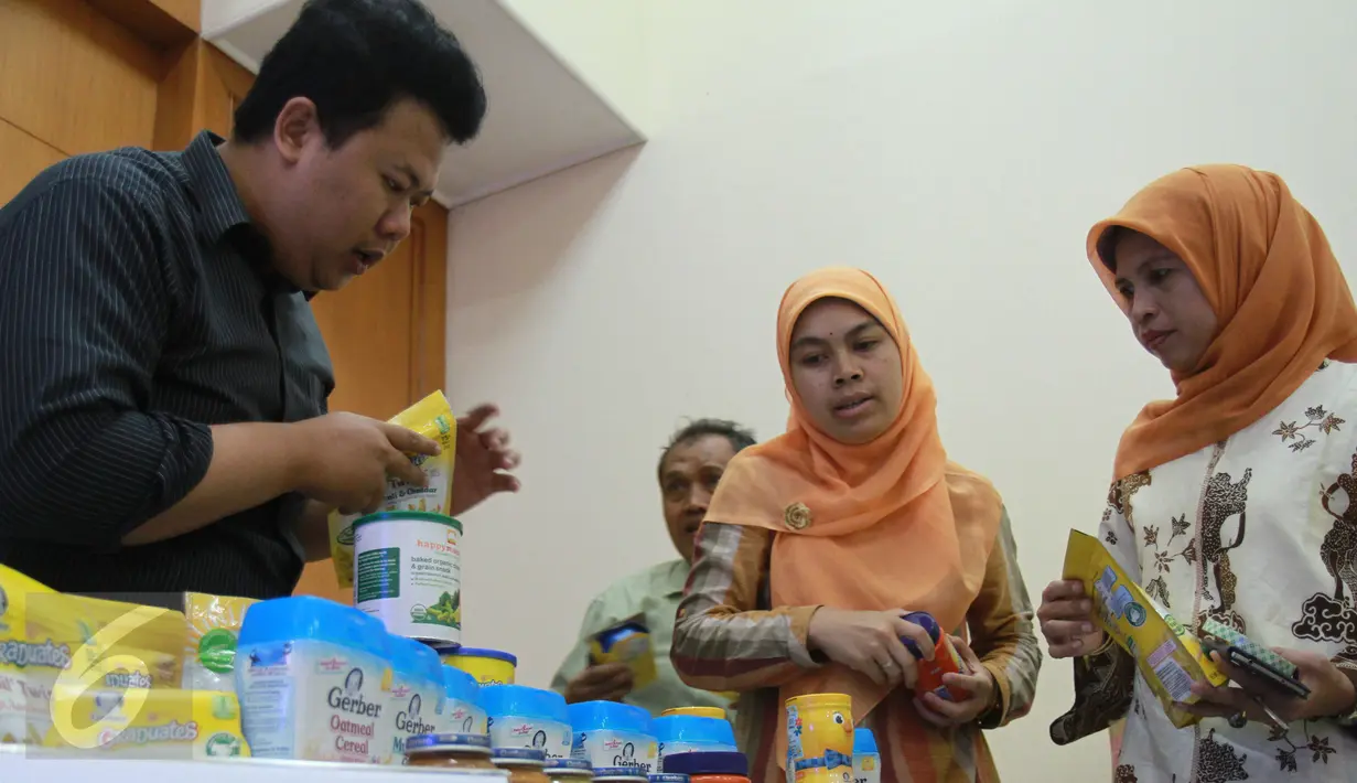 Sejumlah produk illegal diperlihatkan Badan POM saat konferensi pers di Jakarta, Kamis (18/6/2015). Badan POM berhasil menggerebek sebuah gudang  pangan olahan impor ilegal senilai Rp500 Juta di kawasan Pantai Kapuk. (Liputan6.com/Herman Zakharia)