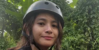Liburan di Bali, Acha pun mencoba ATV. Ia tampil mengenakan t shirt hitam senada dengan helm nya. Wajahnya pun terlihat bare face.