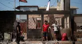 Warga beristirahat di dekat rumah yang terbakar pasca kebakaran hutan di Poblacion Pompeya Sur, Quilpue, Chile pada 6 Februari 2024. (Javier TORRES/AFP)