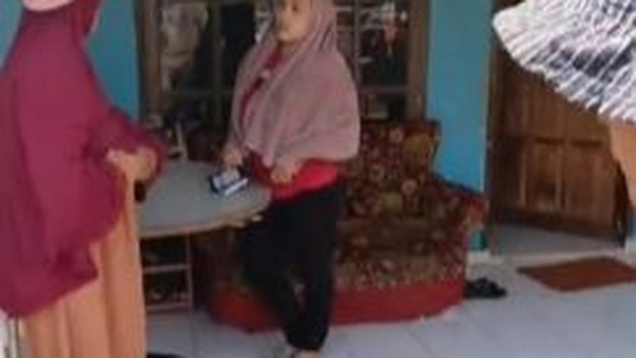 Terungkap, rupanya wanita tersebut ketahuan telah membuang sampah sembarangan ke area yang dilarang warga.