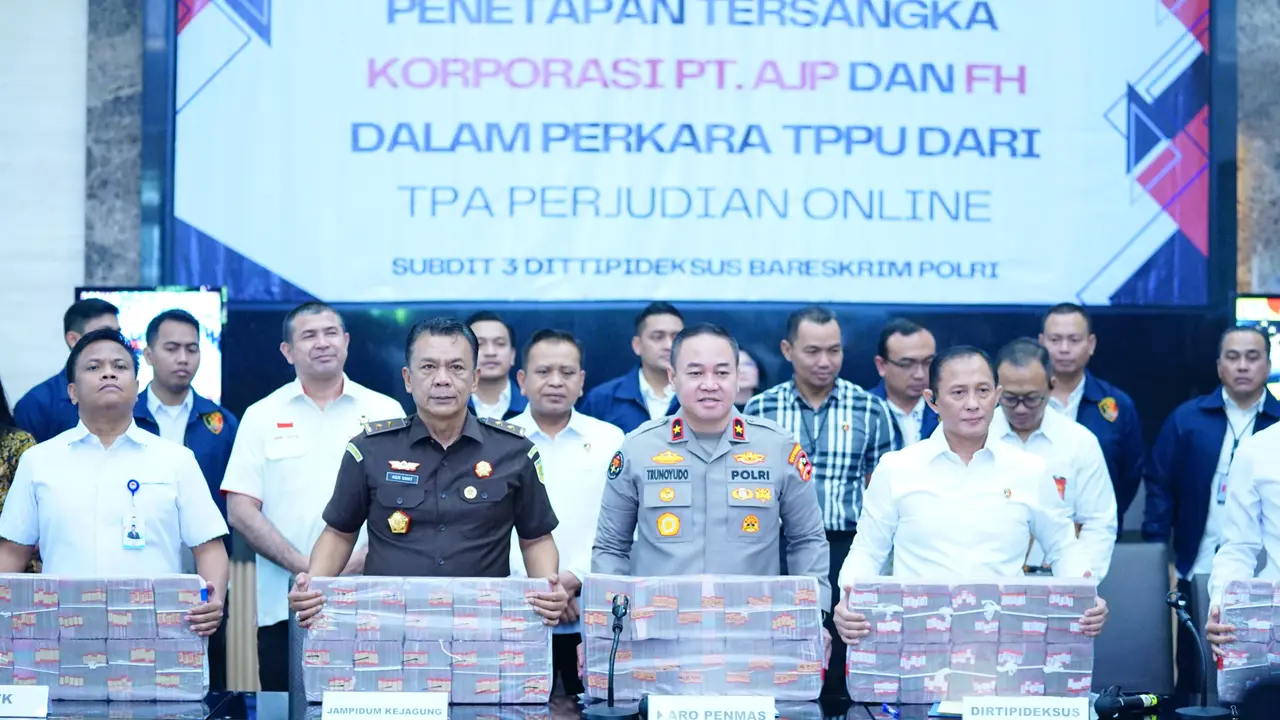 Polisi menunjukkan uang ratusan rupiah dari hasil judi online atau judol yang menjerat PT Arta Jaya Putra (AJP) dan Komisaris PT AJP berinisial FH terkait perkara dugaan Tindak Pidana Pencucian Uang (TPPU).