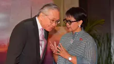 Menteri Luar Negeri Thailand Don Pramudwinai (kiri) disambut oleh Menteri Luar Negeri Indonesia Retno Marsudi setibanya untuk Association of Southeast Asian Nations (ASEAN) Foreign Minister's Meeting atau Pertemuan Menteri Luar Negeri Perhimpunan Bangsa-Bangsa Asia Tenggara di Jakarta, Indonesia, Selasa, 11 Juli 2023. (AP Photo/Achmad Ibrahim, Pool)