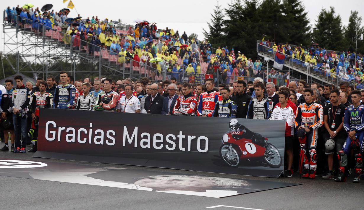 Sebelum memulai balapan para pebalap dan staff official mengheningkan cipta mengenang legenda balap Spanyol Angel Nieto di di Sirkuit Brno, (6/8/2017). (AP/Petr David Josek)