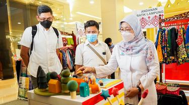 Direktur Jenderal Industri Kecil, Menengah, dan Aneka (IKMA) Kementerian Perindustrian, Reni Yanita (kanan) memperhatikan berbagai produk industri kecil dan menengah (IKM) Provinsi Lampung yang difasilitasi tampil pada ajang pameran di Mal Kota Kasablanka
