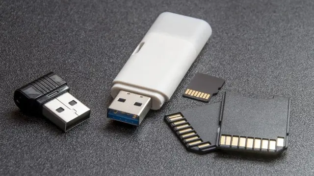Ilustrasi flash disk, flash drive, kartu memori, nano receiver. Kredit: Pexels via Pixabay