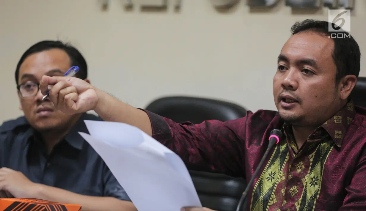 Anggota Bawaslu Muchamad Afifudin memberi keterangan pers di kantor Bawaslu, Jakarta, Selasa (17/10). Afifudin mengatakan temuan kedua yang didapat Bawaslu terkait SIPOL adalah traffic uploadin data SIPOL. (Liputan6.com/Faizal Fanani)