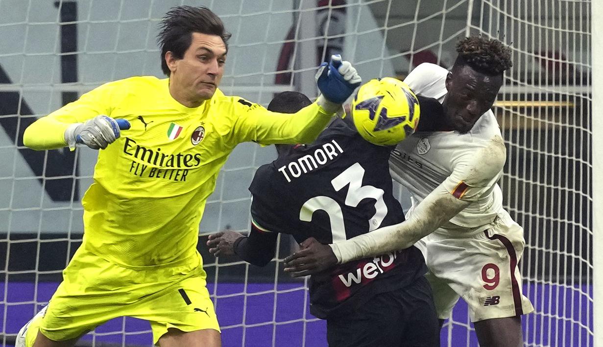 <p>AS Roma tak patah arang menjelang berakhirnya pertandingan. Tammy Abraham akhirnya berhasil menggagalkan kemenangan tuan rumah AC Milan pada menit ke-90+3 pertandingan. (AP Photo/Antonio Calanni)</p>
