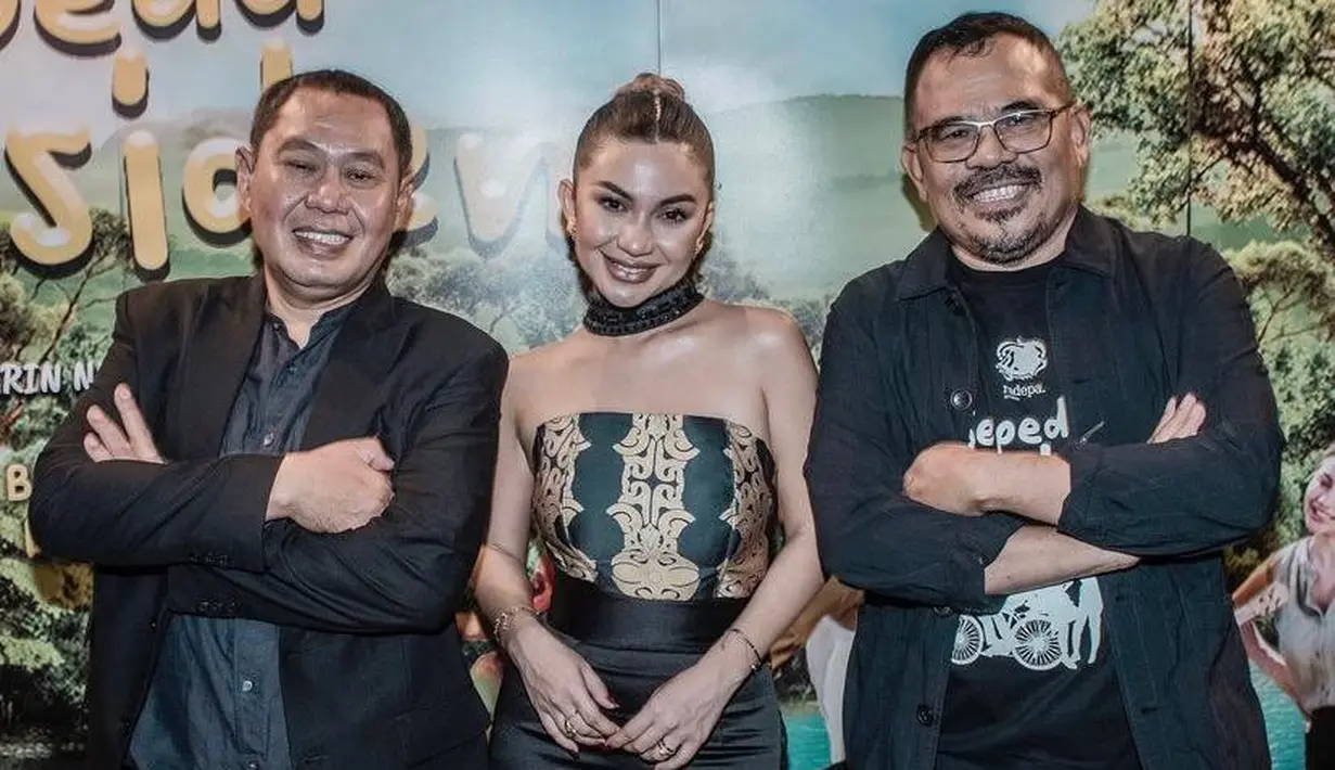 berupa anting-anting dan cincin. (Instagram/arieltatum).
Berkat tampilan Ariel Tatum yang mangling, tak sedikit netizen yang memuji dan menyebut penampilannya mirip seperti Gigi Hadid. (Instagram/arieltatum).