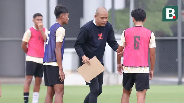 Foto: Melihat Tegasnya Nova Arianto saat Memimpin Latihan Timnas Indonesia U-16 di Jakarta International Stadium