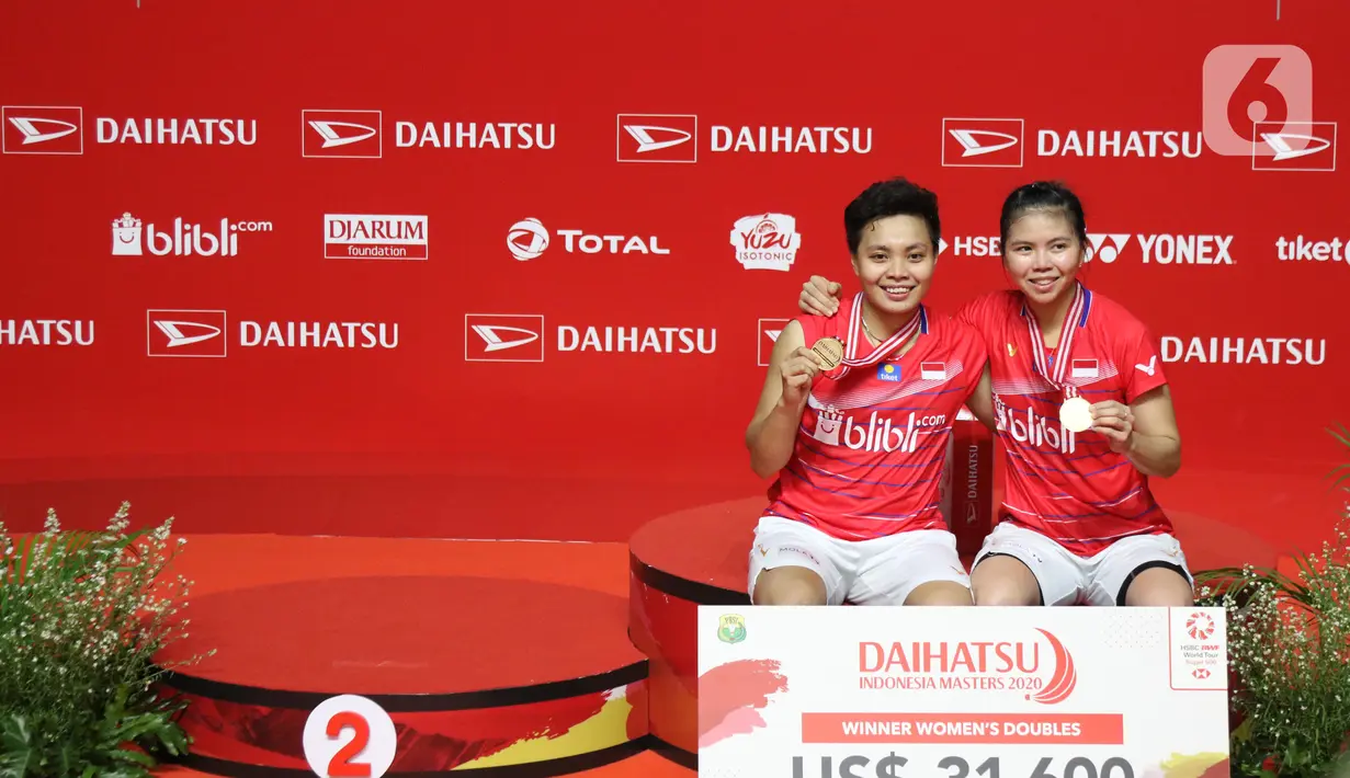 Pebulutangkis Indonesia, Greysia Polii/Apriyani Rahayu di podium kemenangan usai melawan Maiken Fruergaard/Sara Thygesen (Denmark) pada final ganda putri Indonesia Masters 2020 di Istora GBK, Jakarta, MInggu (19/1/2020). Greysia/Apriyani unggul 18-21 21-11 23-21. (Liputan6.com/Helmi Fithriansyah)